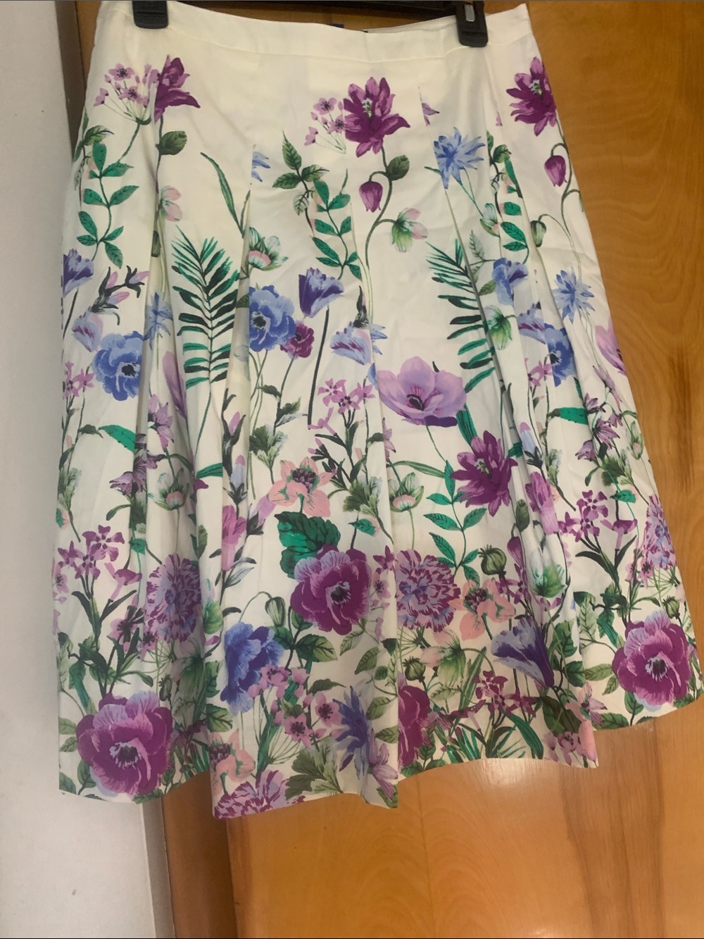 Skirt. Zips on side. Tote 5